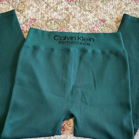 Calvin Klein Performance leggings green in color XL Great Condition. Comfortable - Picture 1 of 7